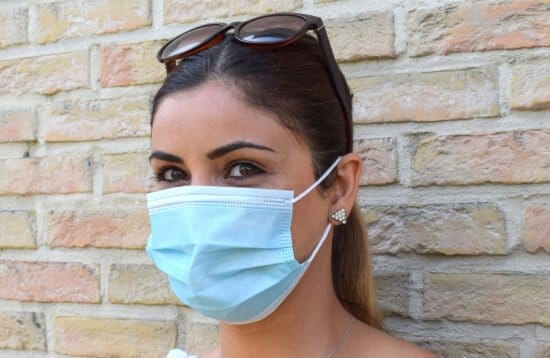 Frau, Schutzmaske, Corona, Flirten, Maske, Dating, Experte, Niklas Becker, besten, Tipps Frau mit Schutzmaske Corona quer