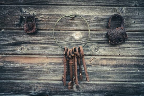 Schlüssel, Entkommen, Flucht, Escape Room, Rätsel, Hobbys Du kannst deinen Escape Room auch dekorieren. Alte Schlüssel und Schlösser zum Beispiel werten deinen Escape Room optisch auf.