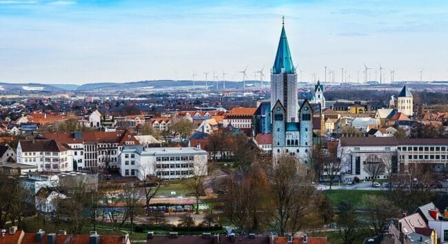 Die ostwestfälische Großstadt Paderborn lockt zur Weihnachtszeit jedes Jahr viele Besucher:innen auf ihren Weihnachtsmarkt. Auch in 2021 soll ein hygienisches Miteinander zwischen Personal und Besucherschaft klappen. | (c) Pixabay