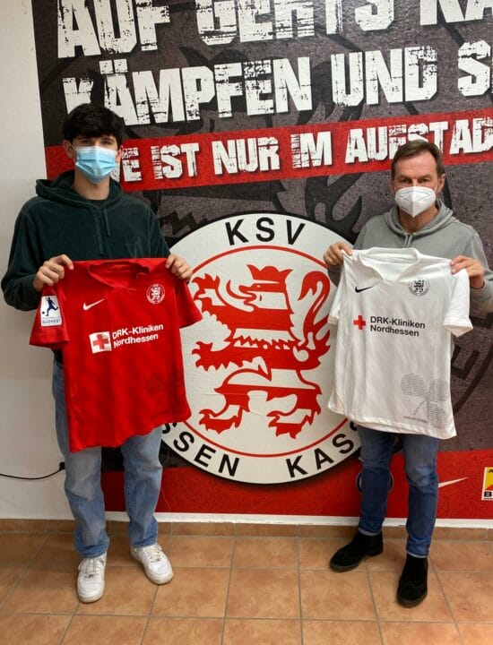 KSV Hessen Kassel, U-19 Spieler Moritz Flotho, Jörg Müller, Vertrag U-19 Spieler Moritz Flotho (links) erhält Vertrag bei den Löwen | (c) KSV Hessen Kassel e.V