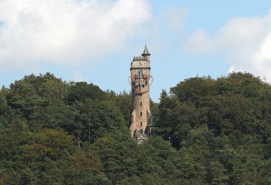 Der Marburger Kaiser-Wilhelm-Turm (Spiegelslustturm) zieht durch die Aussichtsplattform täglich neue Besucher an. | (c) Philip von Geyr auf Pixabay