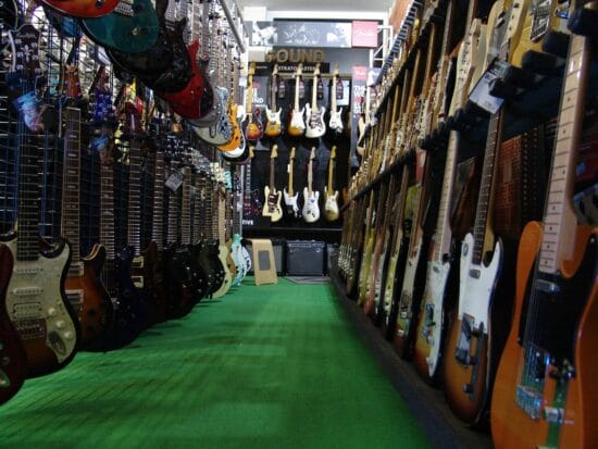 Farm-Sound, Kassel, Armin Engelhard, Gitarren, Bässe, Mikrofone, Amps, Verstärker, Instrumente, Pedale, Rockmusikladen, Corona, COVID-19, Click & Meet Das alles, und noch vieeeel meeehr... gibt's bei Farm-Sound in Kassel! Sorry, Rio Reiser. | (c) Farm-Sound
