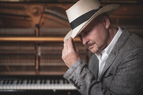 Pianist, Jan Luley, Sänger, Komponist, Livestream, virtuell, Jubiläum, Concert & Talk, Online-Konzert, The Hot Swing Company,Barrelhouse Jazzband, Luleymusic Records, Alte Oper Frankfurt, Tonhalle Düsseldorf, Luleyfoto.de Der Pianist Jan Luley streamt am 8. April 2021 virtuell das einjährige Jubiläum seiner Streaming-Reihe »Concert & Talk« sowie sein 100. Online-Konzert im Netz. | (c) Luleyfoto.de