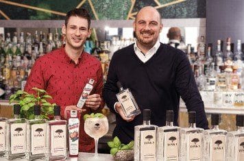 Frohe Botschaft, Gin, Rezept, Fruchtaufstrich, Marmetube, Erdbeere, Tonkabohne, Zutaten, GINial, Cheesecake, Muffin, Cocktail, Gin-Bäm, Stefanie Brach, Daniel Soumikh, Daniel Hutschenreuter Marmetube-Gründer Daniel Hutschenreuter (l.) und Tonka Gin Gründer Daniel Soumikh (r.) im The Reason, Hamburg. - (c) Frohe Botschaft