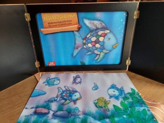 Café Krümel, live, online, Der Regenbogenfisch, Marcus Pfister, Kamishibai-Geschichte erzählt, Silvia Licht Neues Event aus dem Café Krümel (Bad Hersfeld) live. Im Live-Stream wird die Kamishibai-Geschichte „Der Regenbogenfisch“ von Marcus Pfister erzählt. | (c) Silvia Licht