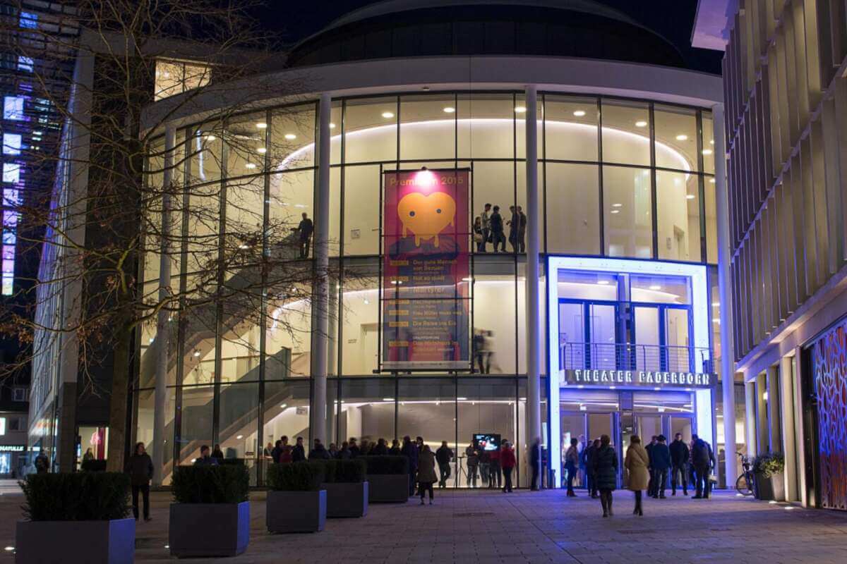 Theater Paderborn – Westfälische Kammerspiele am Neuen Platz Außenansicht des Theater Paderborn am Neuen Platz in der Paderborner Innenstadt.