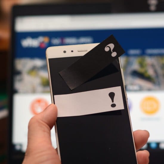 Digitalisierung, Volkshochschule, Marburg, virtuell, Kurs, Online für Einsteiger*innen, Smartphone, Tablet, EDV, Corona, Lutz Löscher, Nadja Schwarzwäller Die fortschreitende Digitalisierung bereitet immer mehr Menschen Probleme. Aus diesem Grund bietet die Volkshochschule (vhs) der Universitätsstadt Marburg den virtuellen Kurs »Online für Einsteiger*innen« an. | (c) Nadja Schwarzwäller