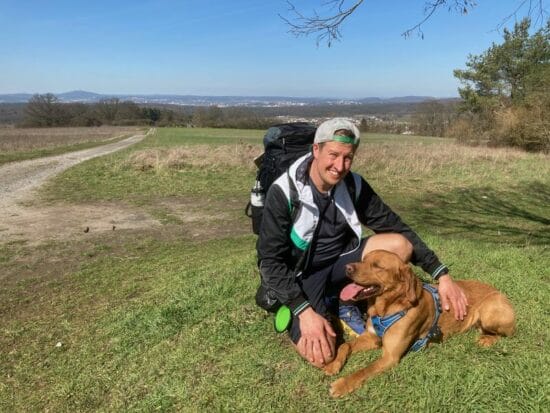 Florian Mohr, Spendenaktion,Zu Fuß zu Werder, Hund, Dornheim. Wandern, Weserstadion, SV Werder Bremen, Kinderkrebshilfe Mainz e.V., Bärenherz Stiftung, Gnadenhof Kellerranch, Darmstädter Hilfe, Werder Bremen Stiftung, WERDER BEWEGT Florian Mohr wandert im Rahmen seiner Spendenaktion2021 »Zu Fuß zu Werder« mit seinem Hund Diego von Dornheim ins 460 km entfernte Bremer Weserstadion. | (c) Florian Mohr
