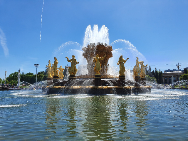 Moskau, Julia Onichtchenko, Stefan Heilemann, Vatertag, Reise, Russland, Sehenswürdigkeiten, Sightseeing, Brunnen der Völkerfreundschaft Moskau hat viele schöne Ecken, wie den Brunnen der Völkerfreundschaft. Stefan Heilemann plant für Dich eine Vatertagsreise nach Moskau, bei der Du dir die Sehenswürdigkeit anschauen kannst. | (c) Stefan Heilemann