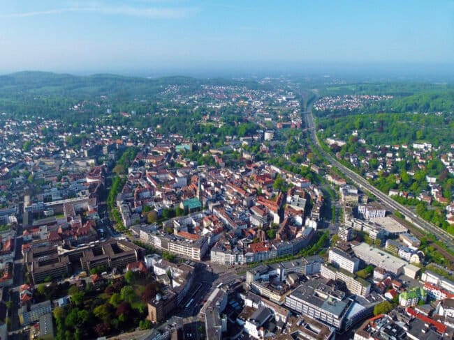 Bielefeld, Altstadt, altstadt.raum, Projekt, Bielefelder Altstadt Aus der Luft ist das "Hufeisen" in der Bildmitte, die Form der Bielefelder Altstadt, zu sehen. Mit dem Projekt »altstadt.raum« soll die Bielefelder Altstadt noch lebenswerter und attraktiver werden. | (c) Bielefeld Marketing GmbH