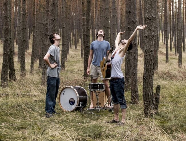 Auch für AnnenMayKantereit hat der Poetry-Slamer und Songwriter Felix Römer bereits Musik geschrieben. Die Kölner Band sind seit mehreren Jahren mit ihren deutschsprachigen Pop- und Indie-Songs bekannt.