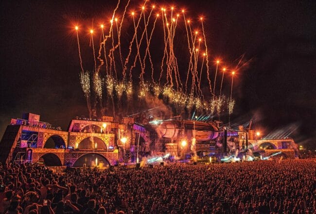 Parookaville, verschoben, abgesagt, Weeze, Corona, 2021, Juli, 2022 Bis zuletzt wurden alle Optionen intensiv geprüft, doch nun steht auch für PAROOKAVILLE fest: die Stadttore für die sechste Edition öffnen erst wieder vom 22. bis 24. Juli 2022. | Foto © Saskia Gaulke