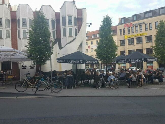 Der alte Biergarten des Kasseler Irish Pub in der Kaufburg, hat bereits viele Besucher:innen gelockt. Dann komm der zweite, noch erfolgreicher, auf der anderen Strassenseite. Noch mehr tolle Veranstaltungen kann auch in der größeren neuen Location in der Alten Hauptpost erwarten. | (c) Shamrock