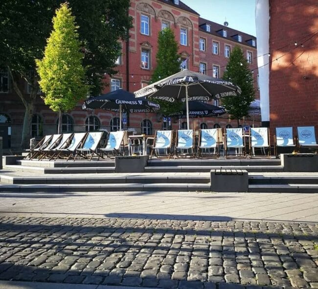Beckett's Biergarten, Shamrock, Kassel, Irish Pub, Biergarten, Fiasko, Brendon Kennedy Ein bisschen irisches Küsten-Feeling mitten in Kassel: Das »Shamrock« verfügt seit Sommer 2021 über zwei Biergärten. | (c) Shamrock
