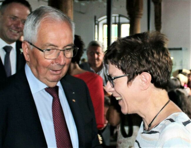 Der ehemalige Bundesumweltminister Klaus Töpfer ist Ehrengast bei der Zehnjahresfeier der Erd-Charta-Stadt Warburg. Hier ist er zu sehen mit der ehemaligen Bundesvorsitzenden der CDU, Annegret Kramp-Karrenbauer. die bei seinem 80. Geburtstag in Höxter die Laudatio hielt.