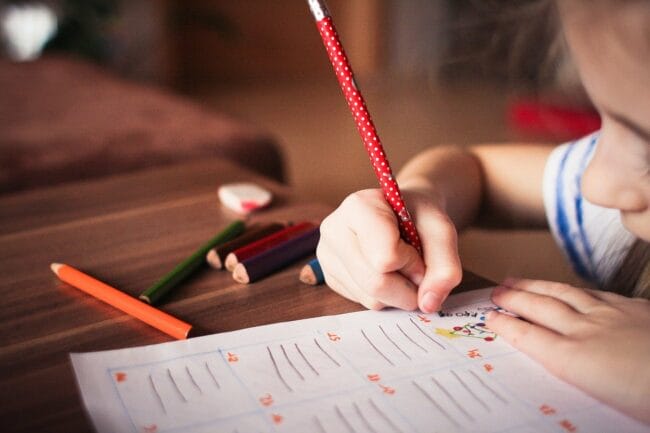Nicht nur Kinderaugen strahlen, wenn es um Bildung geht. Auch beim Thema der Erwachsenenbildung stellt die Marburger Volkshochschule vielfältige Angebote. | (c) pixabay
