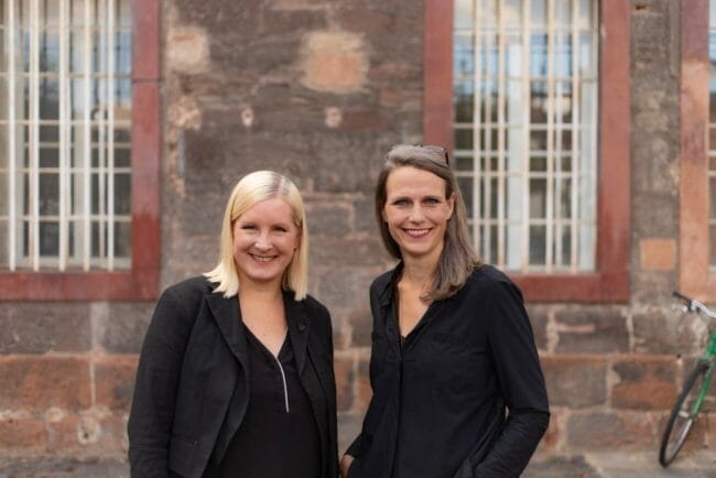 Hessische Theatertage 2021: Die Intendantinnen des Hessischen Landestheaters Marburg, Eva Lange und Carola Unser eröffneten das Bühnenfestival. | (c) Neven Allgeier