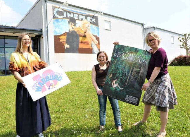 Erd-Charta-Festival Warburg, Cineplex, Valeria Geritzen, Judith Schlinker, Ute Schlinker Erd-Charta-Festival Warburg meets Cineplex: Valeria Geritzen (Erd-Charta Ideenwerkstatt Warburg) mit Judith Schlinker und Ute Schlinker (Cineplex Warburg, v.l.)