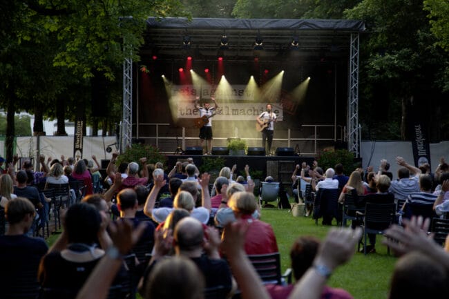 Paderborn, KulturSommer, Reis Against the Spülmachine, Neuhäuser Schlosspark So hat Paderborner KulturSommer im Jahr 2020 ausgesehen: Auch damals sind Reis Against the Spülmachine mit dabei gewesen. | (c) Schlosspark Paderborn