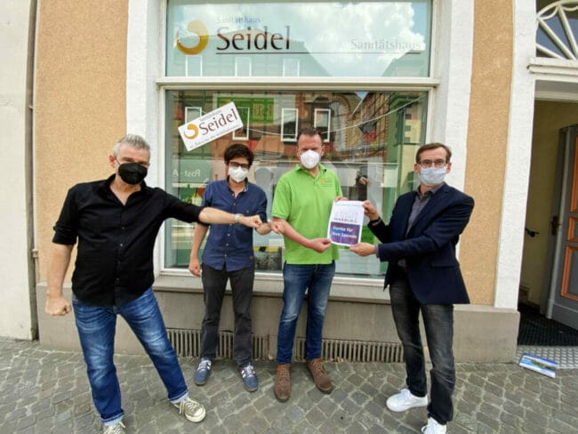 Gemeinsam für den Kultur-Schatz Warburg: Fedor Waldschmidt (Wildwechsel), Kai Greupner (nurguteleute Veranstaltungsbüro, beide Pressesprecher), Spender Renee Seidel (Sanitätshaus Seidel) und Bürgermeister Tobias Scherf bei der Spendenübergabe vor der Zentrale des Sanitätshauses Seidel in Warburg