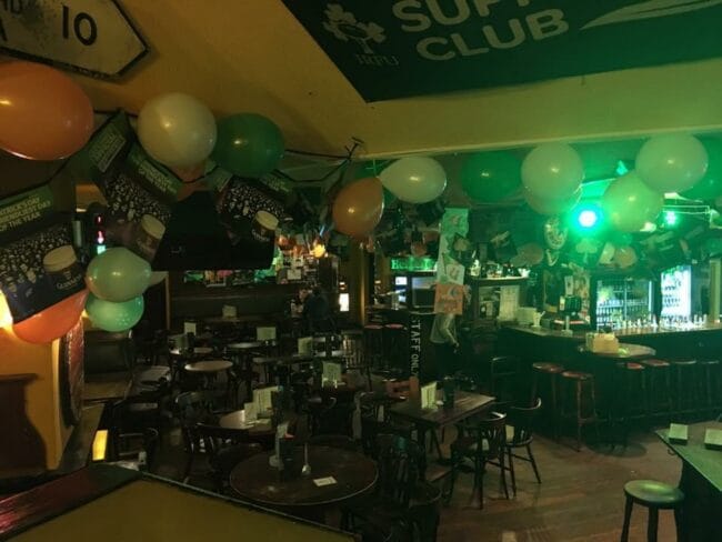 Biergarten, Shamrock, Kassel, Irish Pub Dieses Jahr zur Fußball-Europameisterschaft wird sicher genauso schön geschmückt sein: Das »Shamrock« am St. Patrick's Day. | (c) Shamrock