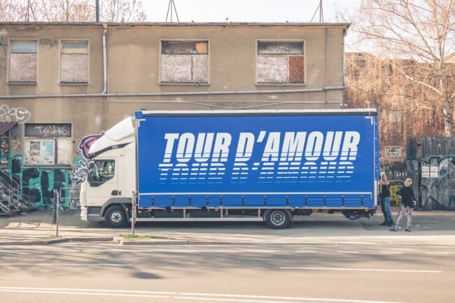 Am 5. Juni 2021 finden alte Gegenstände eine neue Verwendung: Die zweite Tour d'Amour hält im KFZ Marburg und sammelt Sachspenden für Geflüchtete an europäischen Außengrenzen. | (c) Plunchbecken