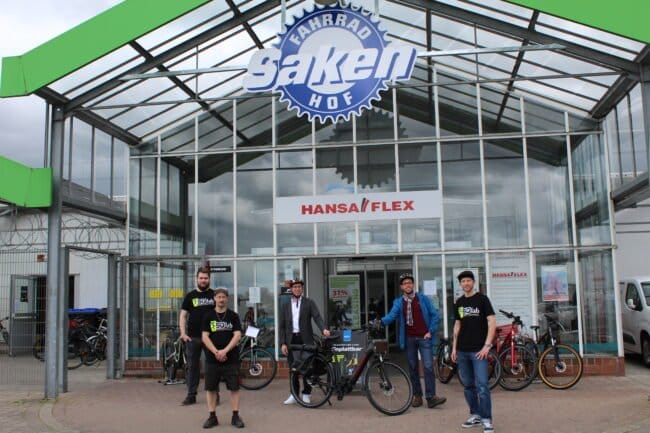 Übergabe des neuen Dienstrads der Stadtverwaltung Warburg im Fahrradhof Saken. Im Bild von links nach rechts: Dario Witte (Prokurist, Fahrradhof Saken), Dominique Delev (Mechaniker, Fahrradhof Saken), Bürgermeister Tobias Scherf, Jan Kolditz (Mobilitätsmanager, Warburg), Ulrich Nolte (Filialleiter Warburg, Fahrradhof Saken