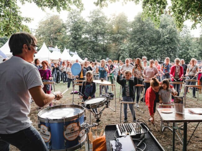 Motto bei Drumbobs Rudeltrommeln: Mitmachen und Draufhauen macht Spaß. | (c) Philipp Steinhoff