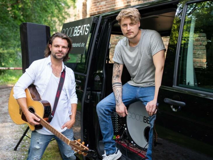 Der Kultur-Schatz Warburg fördert auch die Event-Reihe »Die schöne Stunde« im Biergarten Kuhlemühle. Zu Gast sind unter anderem die Goodbeats in Duo-Besetzung. | (c) Thorsten Hennig Fotografie