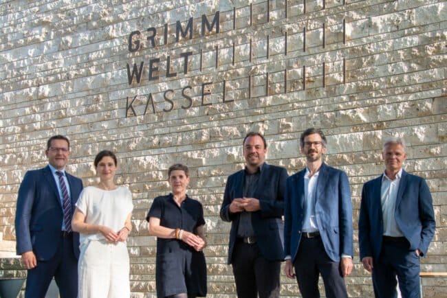 v.l.n.r.: Jochen Johannink (Vorstand der Kasseler Sparkasse), Dr. Susanne Völker (Kulturdezernentin), Felicitas Hoppe, Oberbürgermeister Chistian Geselle, Lukas Linder, Dr. Friedrich Block (Kurator der Stiftung Brückner-Kühner) | (c) Anja Köhne (Stiftung Brückner-Kühner)