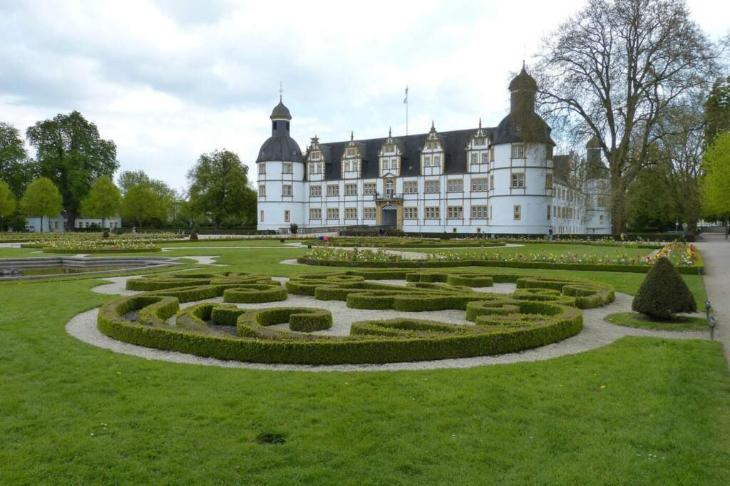Der Garten von dem Schloss Neuhaus in Paderborn. Paderborner Weindorf, Schloss- und Auenpark, Paderborn Im Garten des Schlosses Neuhaus in Paderborn liegt der Schloss- und Auenpark - nicht nur optisch ansprechend, sondern auch ein vielfältiges Veranstaltungsareal | (c) Pixabay