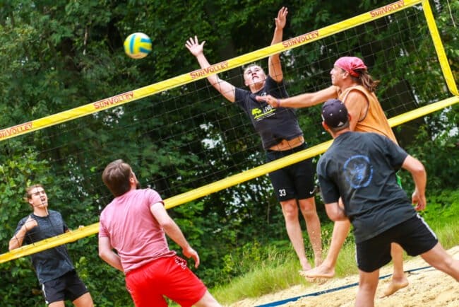 Erlenbad Alsfeld, Beachvolleyball, Arschbomben-Contest, Freibad Spiel, Satz und Sieg – darum geht es am Samstag, 28. August 2021, auf dem Beachvolleyballfeld im Alsfelder Freibad. Das Erlenbad und der Schwimmverein Alsfelder organisieren ein Hobbyturnier während gemeinsam mit der DLRG-Ortsgruppe um frühen Nachmittag dann auch noch ein Arschbomben-Contest durchgeführt wird