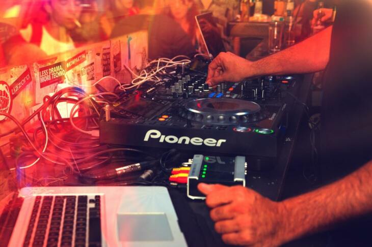 Party - DJ Set - Club - Archivfoto (c) Pexels auf Pixabay
