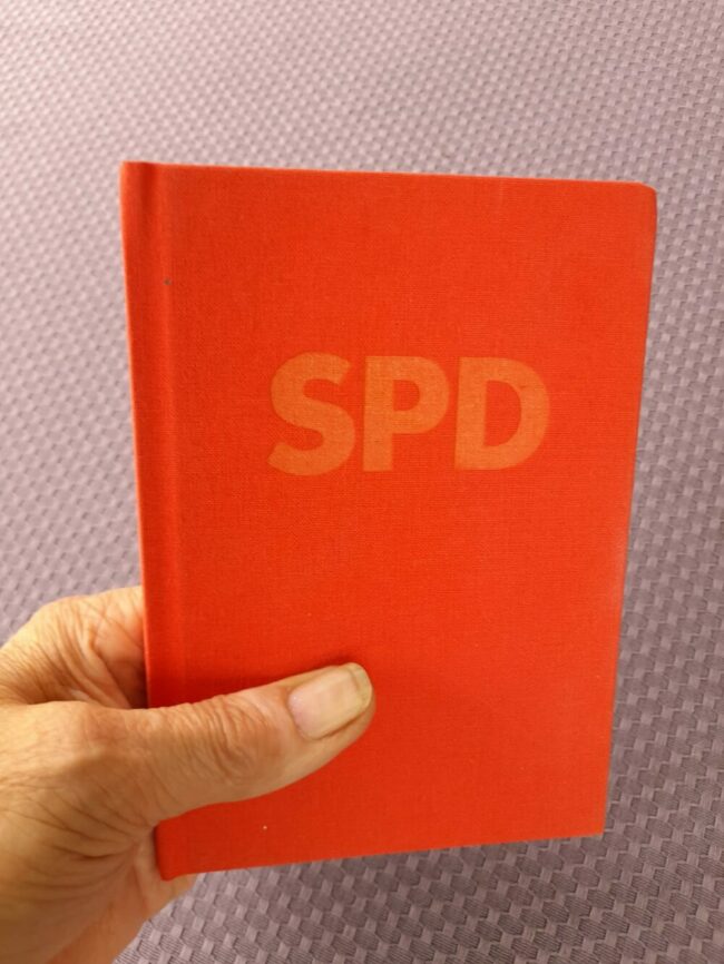 Ein kleiner Helfer: Das Handbuch der SPD verhilft Asib Malekzada vor der bewaffneten Terrormiliz Taliban zum Überleben. | (c) SPD