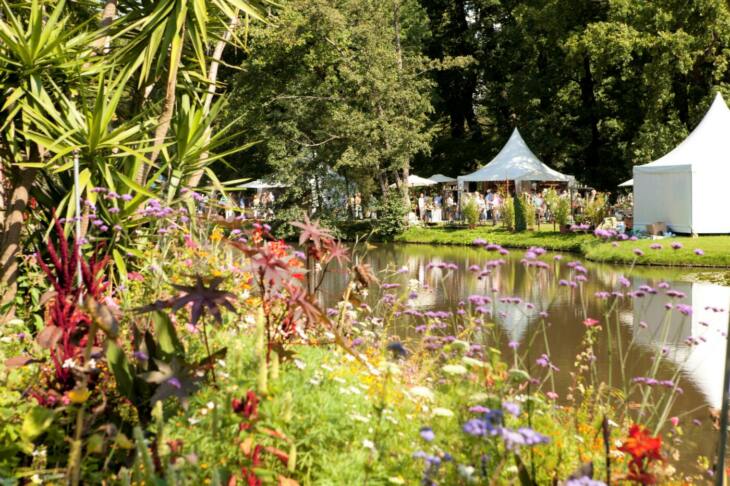 Die Aussteller zeigen ihre beliebtesten Produkte. Dabei laden die Wasserkanäle und Bassins zu ausgiebigen Spaziergängen ein. Auch Getränke und Kuchen machen ausgedehnte Pausen möglich. Dadurch entsteht eine herbstliche Entspannungsoase, im Staatspark Karlsaue.