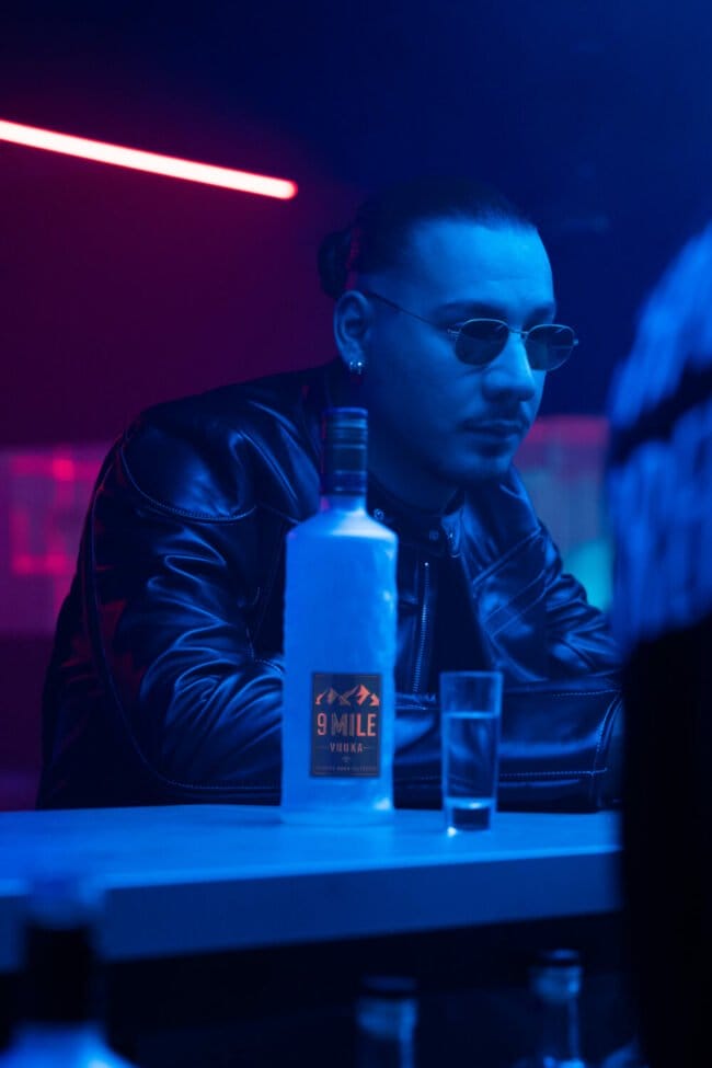 Gewinnspiel, Verlosung, Apache 207, Rap, 9 Mile Premium Vodka Ww-Gewinnspiel: Apache 207 in seinem neuen Musikvideo mit der 9 Mile Vodka Flasche die wir hier verlosen! | (c) MBG Group