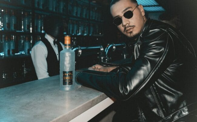 Apache 207, Rap, 9 Mile Premium Vodka, 2sad2disco Apache 207 in seinem neuen Musikvideo | (c) MBG Group