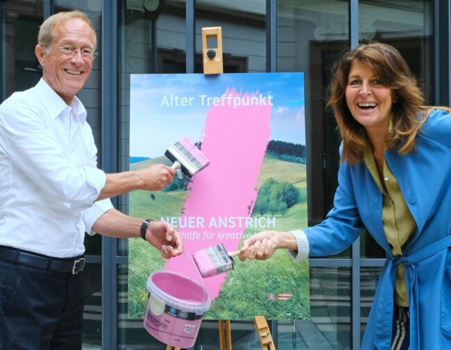 Miteinander in Hessen, Axel Wintermeyer, Land Hessen Staatsminister Axel Wintermeyer und Dr. Johanna Höhl-Müller, Vorstandsmitglied der Landesstiftung „Miteinander in Hessen“. Copyright: Landesstiftung „Miteinander in Hessen“