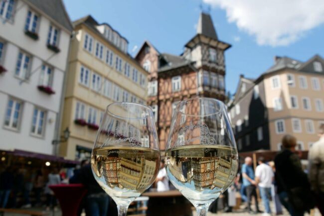 Im Jahr 2022 wird ordentlich angestoßen! Die mittelhessische Universitätsstadt Marburg feiert ihren 800. Geburtstag und der Blumenstrauß besteht diesmal nur aus Narzissen. | (c) Stadt Marburg
