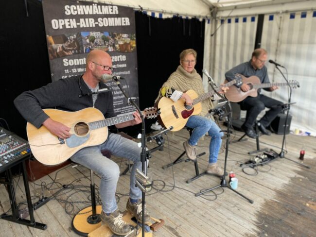 Bauernmarkt Ziegenhain, Ist während des Bauernmarktes in Ziegenhain zu hören: die Gruppe „Chris and me“. Foto: Stadt Schwalmstadt