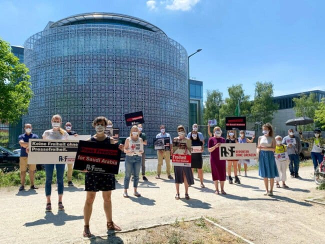 Preisverleihung »Das Glas der Vernunft« im Opernhaus - Von »Reporter ohne Grenzen« organisierte Mahnwache für den inhaftierten Blogger Raif Badawi 2021 | (c) Reporter ohne Grenzen