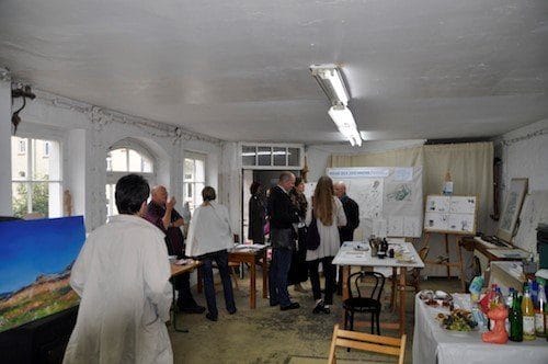 Rundgang, Kunst, Vorderer Westen, Künstler Kunst-Rundgang in den Räumen des Vorderen Westens: Interessierte sehen sich Bilder eines Künstlers an | (c) Wolfgang Korz