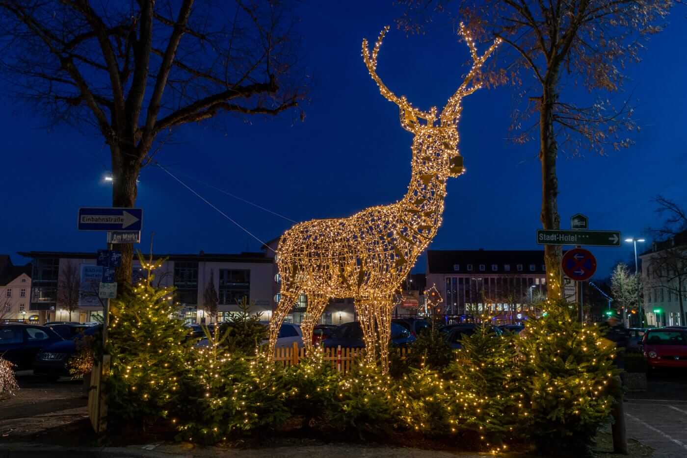 Kann man sich als Wildwechsler natürlich besonders mit identifizieren: Der Hirsch auf dem Bad Hersfelder Weihnachtsmarkt. © Stadt Bad Hersfeld/Philipp Issbrücker