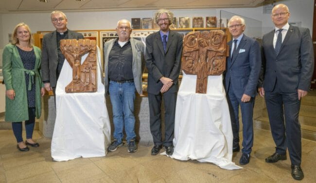 Diözesanmuseum, Josefthomas Brinkschröder, Jürgen Reineke, Lions Club Paderborn, Hermann Sittig, Dr. Holger Kempkens, Michael Brinkschröder, Thomas Dornseifer, Heike Sondermann Freuen sich über die feierliche Übergabe der beiden Kreuzigungsreliefs von Josefthomas Brinkschröder (v.r.): Jürgen Reineke (Präsident des Lions Clubs Paderborn), Hermann Sittig (Vorsitzender des Fördervereins des Lions Clubs), Dr. Holger Kempkens (Direktor des Diözesanmuseums), Michael Brinkschröder, Prälat Thomas Dornseifer und Heike Sondermann, die im Auftrag des Freundeskreises Josefthomas Brinkschröder e.V. ein Werkverzeichnis des Künstlers erstellt (Foto: Diözesanmuseum /Wolfgang Noltenhans).