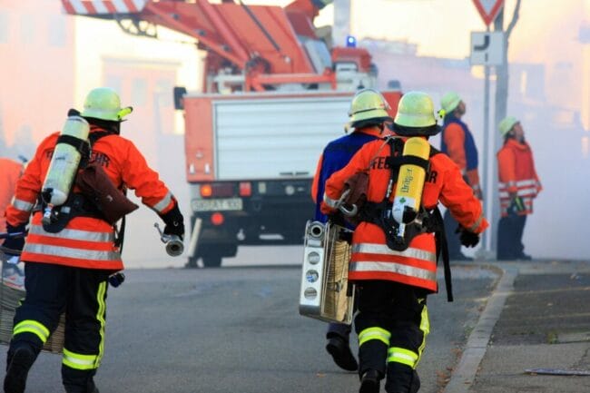 Firefigher Charity Stairrun, Universität Paderborn, Charity, Feuerwehr Normalerweise rennt die Feuerwehr zum nächsten Einsatz. Beim Firefighter Charity Stairrun rennen die Mitwirkenden das Treppenhaus des Paderborner Uni-Turms herauf, um Spenden zu sammeln. | (c) Pixabay