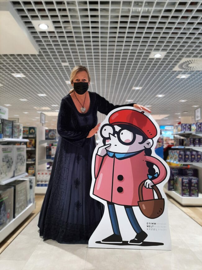 Kassel, Märchen, Weihnachten, Andrea C. Ortolano Umgeben von Geschenken und Inspirationen: Im GALERIA Kaufhof in Kassel starten in der Adventszeit Märchenstunden zum Staunen mit Andrea C. Ortolano. | (c) Grimmwelt Kassel