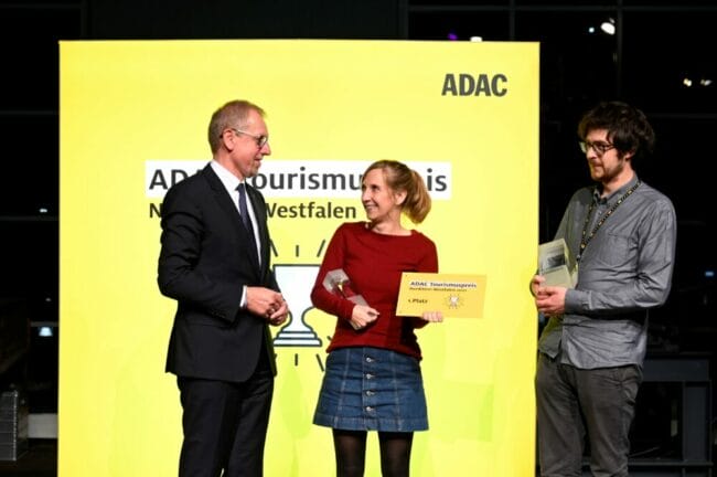 ADAC Tourismuspreis NRW 2021: Der »Lauschangriff« ist mit dem ersten Platz ausgezeichnet worden. Die Erfinder Sarah Hakenberg und Kai Greupner nehmen den Preis entgegen. - (c) ADAC in NRW, A. Buck