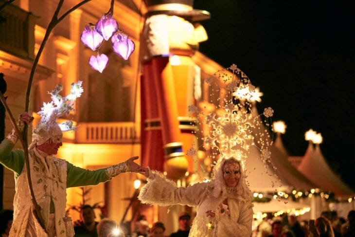 Eines der Highlights beim Winterzauber Kassel: Die Stelzenläufer! | (c) Evergreen Kassel