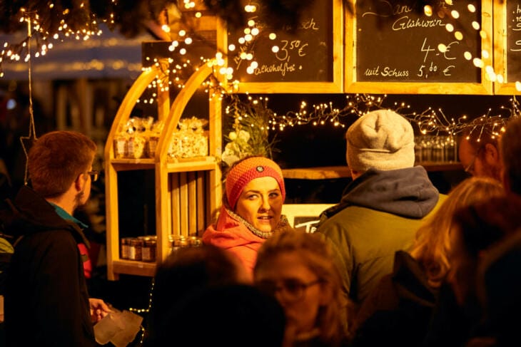 Zum Winterzauber Kassel gehört auch der leckere Punsch mit Freunden! | (c) Evergreen