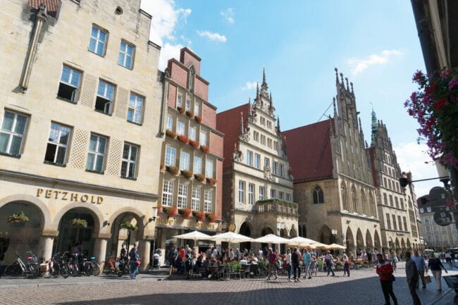 Münster Prinzipalmarkt Ausflugstation: der belebte Münster Prinzipalmarkt im Sonnenschein | (c) Kootstra Schiffsreisen
